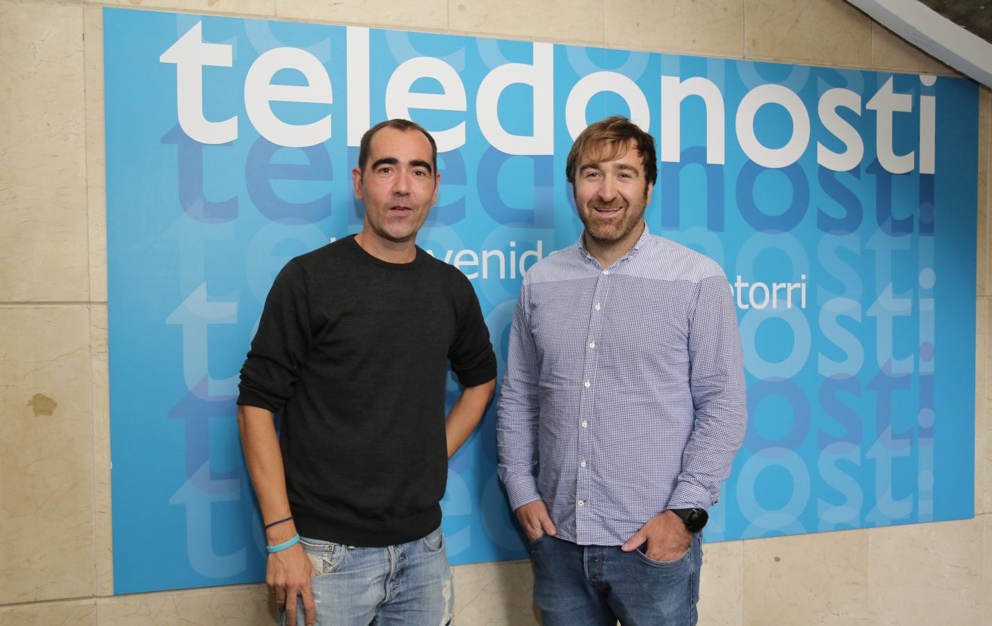 Numerosos representantes institucionales y de la sociedad guipuzcoana han asistido a la puesta de largo de la nueva Teledonosti