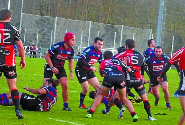 Eibar y Zarautz ofrecieron un igualado partido en el que se impusieron las defensas. 