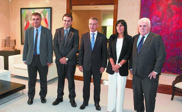 Jonan Fernández, Vicente Atxa, Iñigo Urkullu, Nekane Balluerka y José María Guibert, en Lehendakaritza.