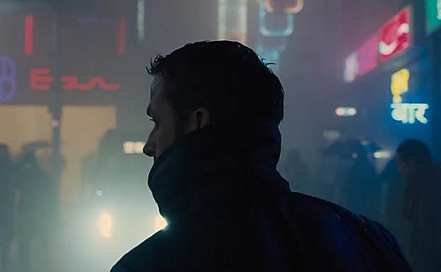 Imagen principal - La cinta recupera la atmósfera de la primera entrega. Harrison Ford y Ana de Armas, en dos fotogramas de la película.