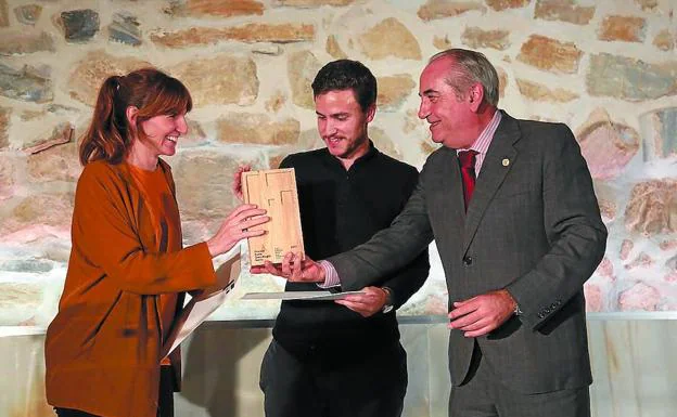 Elena Usabiaga y Felipe Aurtenetxe recibieron el premio de manos del consejero Arriola.