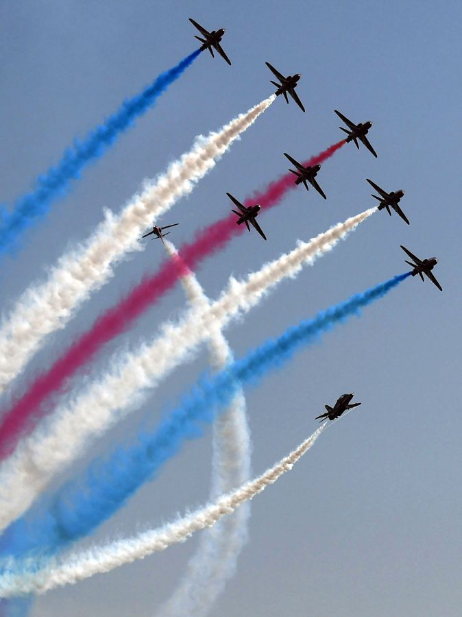 Los 'Red Arrows', grupo acrobático de la Real Fuerza Aérea Británica (RAF), realiza maniobras aéreas durante una exhibición en Sea View, Karachi