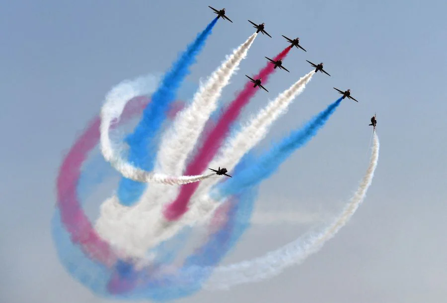 Los 'Red Arrows', grupo acrobático de la Real Fuerza Aérea Británica (RAF), realiza maniobras aéreas durante una exhibición en Sea View, Karachi