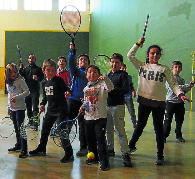 Inicio. Eskola Kirola echa a andar mañana con un festival de tenis.