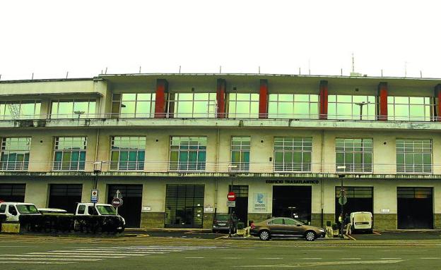 El edificio Trasatlántico y detalles de su fachada actualmente, con vigas recubiertas en metal. Abajo, una imagen del inmueble tal y como se proyectó. 