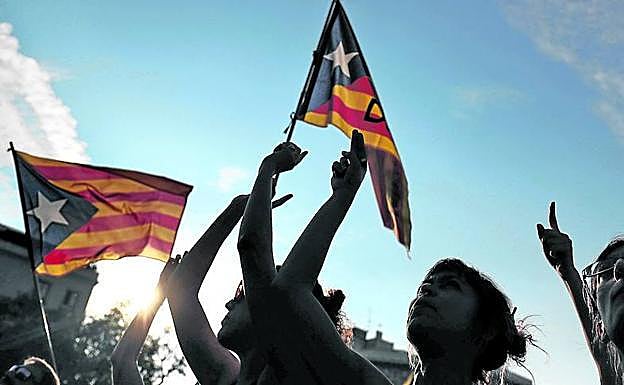 Soberanistas muestran las esteladas en una de las movilizaciones en favor del referéndum de los últimos días en Barcelona. 