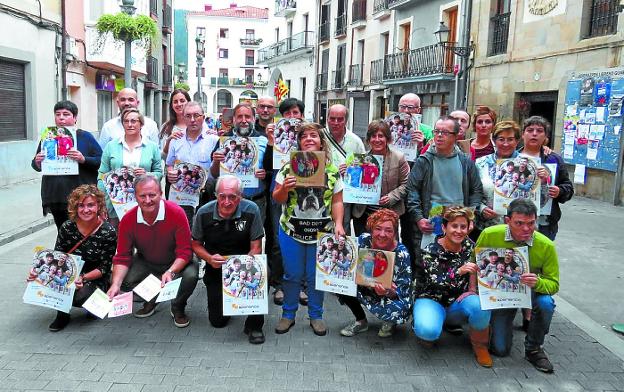 Grupo de 'atzegizales' en la presentación de la nueva campaña. 