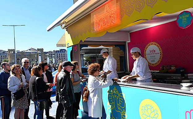 Tras la exhibición en el interior, se ha podido degustar comida india en el exterior del Kursaal.