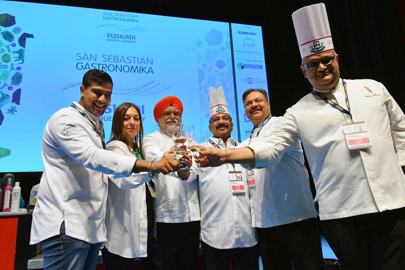San Sebastian Gastronomika Euskadi Basque Country 2017 ha comenzado oficialmente este domingo mostrando todos los secretos de la cocina india, país invitado este año al congreso. El público ha abarrotado la sala de cámara del Kursaal para conocer los secretos de la cocina del país asiático, que ha podido degustarse a continuación.