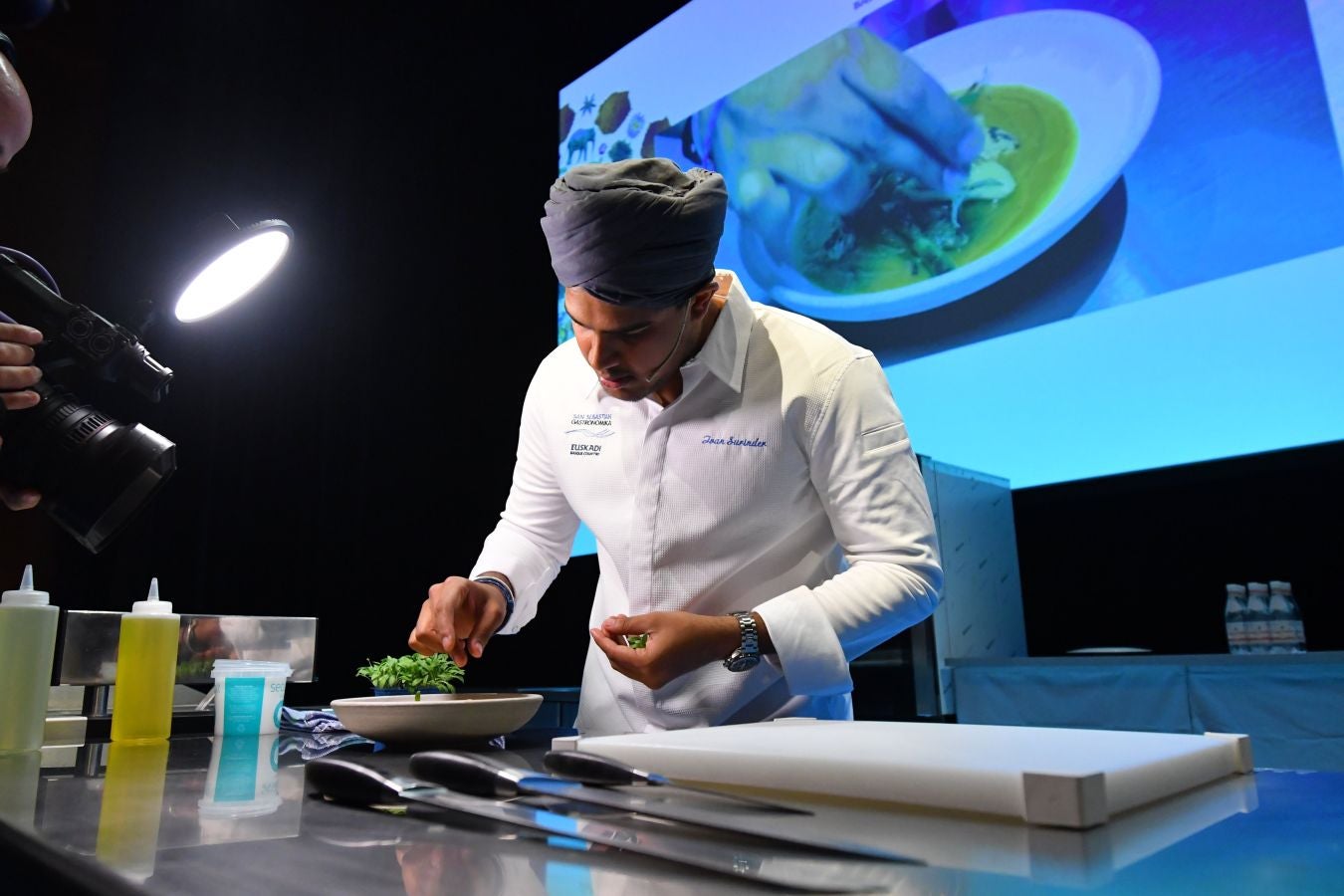 San Sebastian Gastronomika Euskadi Basque Country 2017 ha comenzado oficialmente este domingo mostrando todos los secretos de la cocina india, país invitado este año al congreso. El público ha abarrotado la sala de cámara del Kursaal para conocer los secretos de la cocina del país asiático, que ha podido degustarse a continuación.