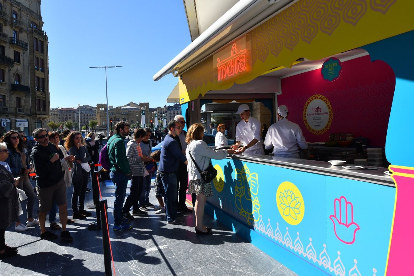 San Sebastian Gastronomika Euskadi Basque Country 2017 ha comenzado oficialmente este domingo mostrando todos los secretos de la cocina india, país invitado este año al congreso. El público ha abarrotado la sala de cámara del Kursaal para conocer los secretos de la cocina del país asiático, que ha podido degustarse a continuación.