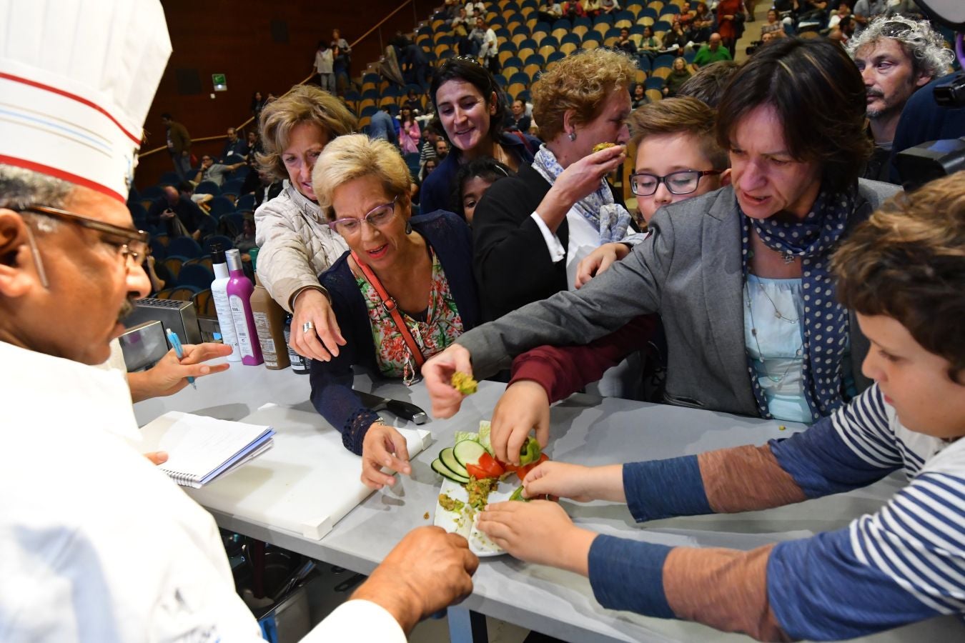 San Sebastian Gastronomika Euskadi Basque Country 2017 ha comenzado oficialmente este domingo mostrando todos los secretos de la cocina india, país invitado este año al congreso. El público ha abarrotado la sala de cámara del Kursaal para conocer los secretos de la cocina del país asiático, que ha podido degustarse a continuación.