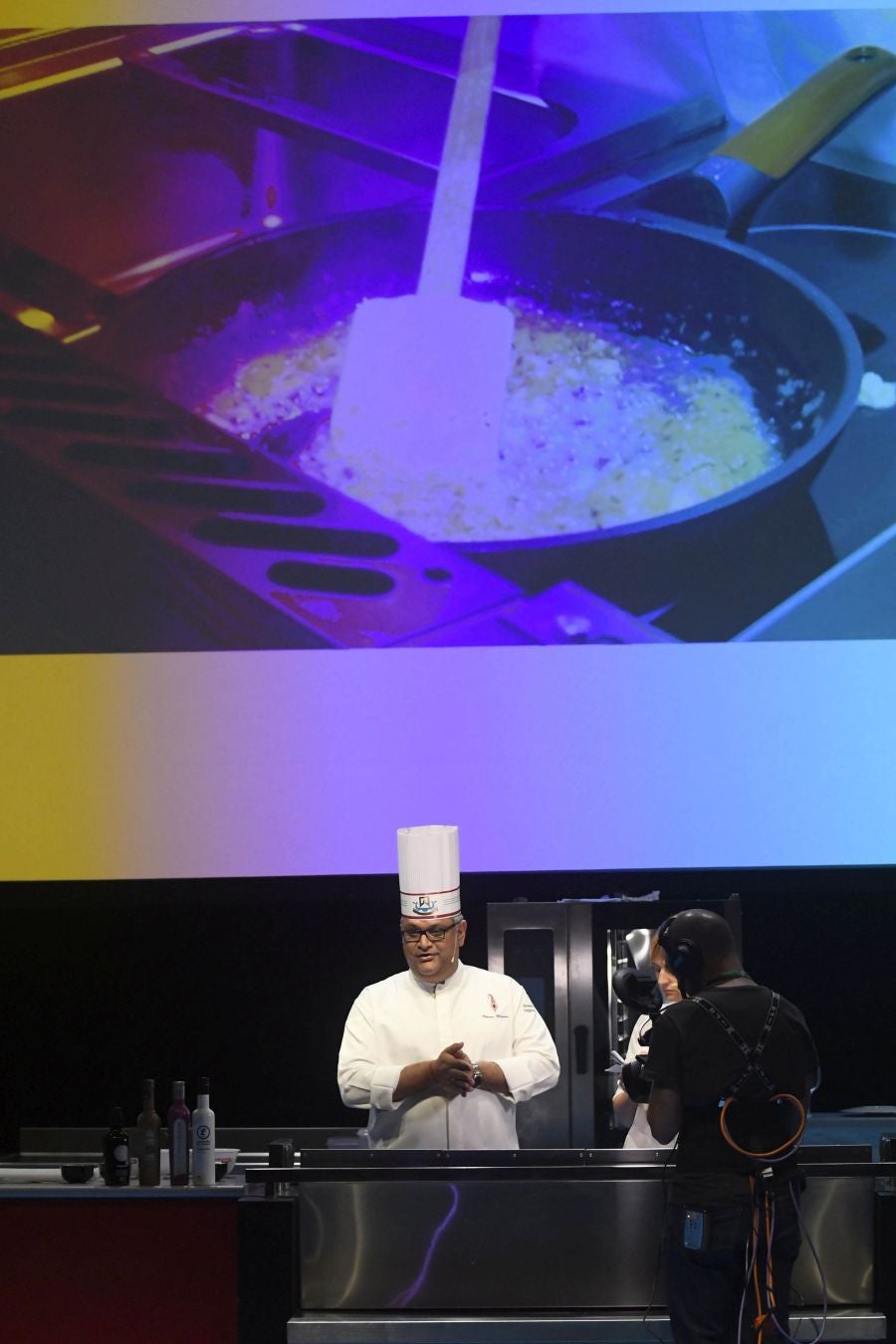 San Sebastian Gastronomika Euskadi Basque Country 2017 ha comenzado oficialmente este domingo mostrando todos los secretos de la cocina india, país invitado este año al congreso. El público ha abarrotado la sala de cámara del Kursaal para conocer los secretos de la cocina del país asiático, que ha podido degustarse a continuación.