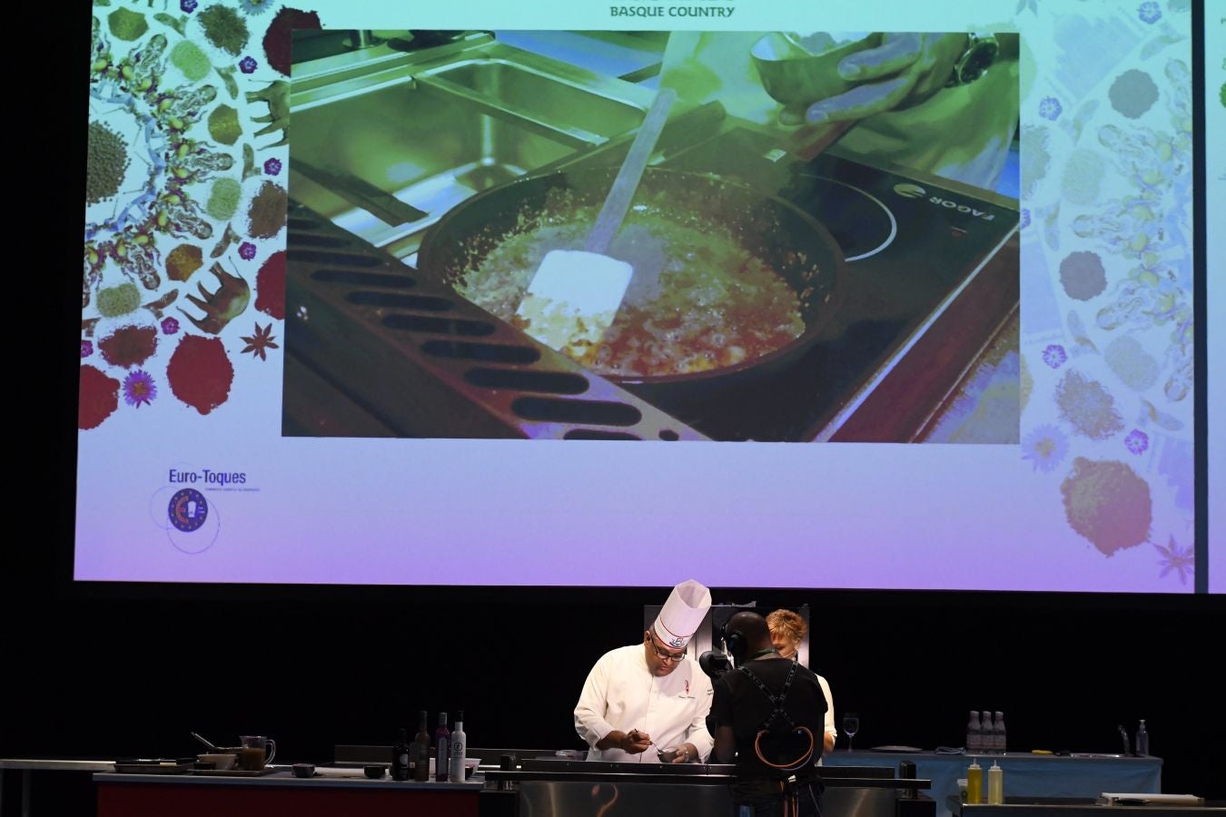 San Sebastian Gastronomika Euskadi Basque Country 2017 ha comenzado oficialmente este domingo mostrando todos los secretos de la cocina india, país invitado este año al congreso. El público ha abarrotado la sala de cámara del Kursaal para conocer los secretos de la cocina del país asiático, que ha podido degustarse a continuación.