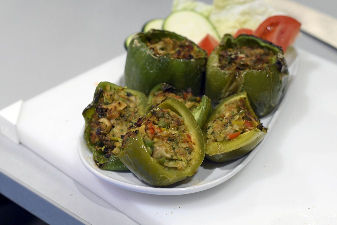 San Sebastian Gastronomika Euskadi Basque Country 2017 ha comenzado oficialmente este domingo mostrando todos los secretos de la cocina india, país invitado este año al congreso. El público ha abarrotado la sala de cámara del Kursaal para conocer los secretos de la cocina del país asiático, que ha podido degustarse a continuación.