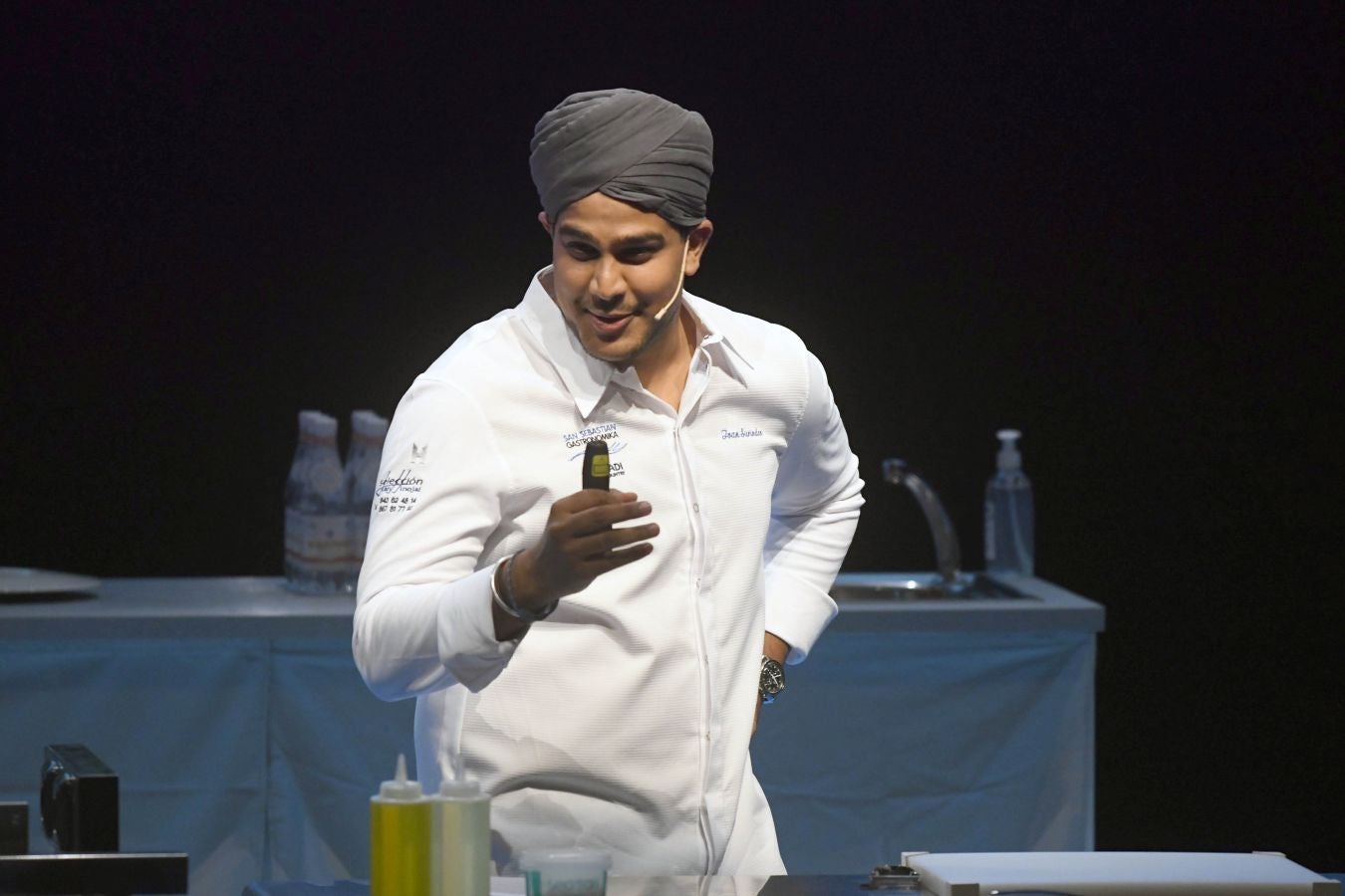 San Sebastian Gastronomika Euskadi Basque Country 2017 ha comenzado oficialmente este domingo mostrando todos los secretos de la cocina india, país invitado este año al congreso. El público ha abarrotado la sala de cámara del Kursaal para conocer los secretos de la cocina del país asiático, que ha podido degustarse a continuación.