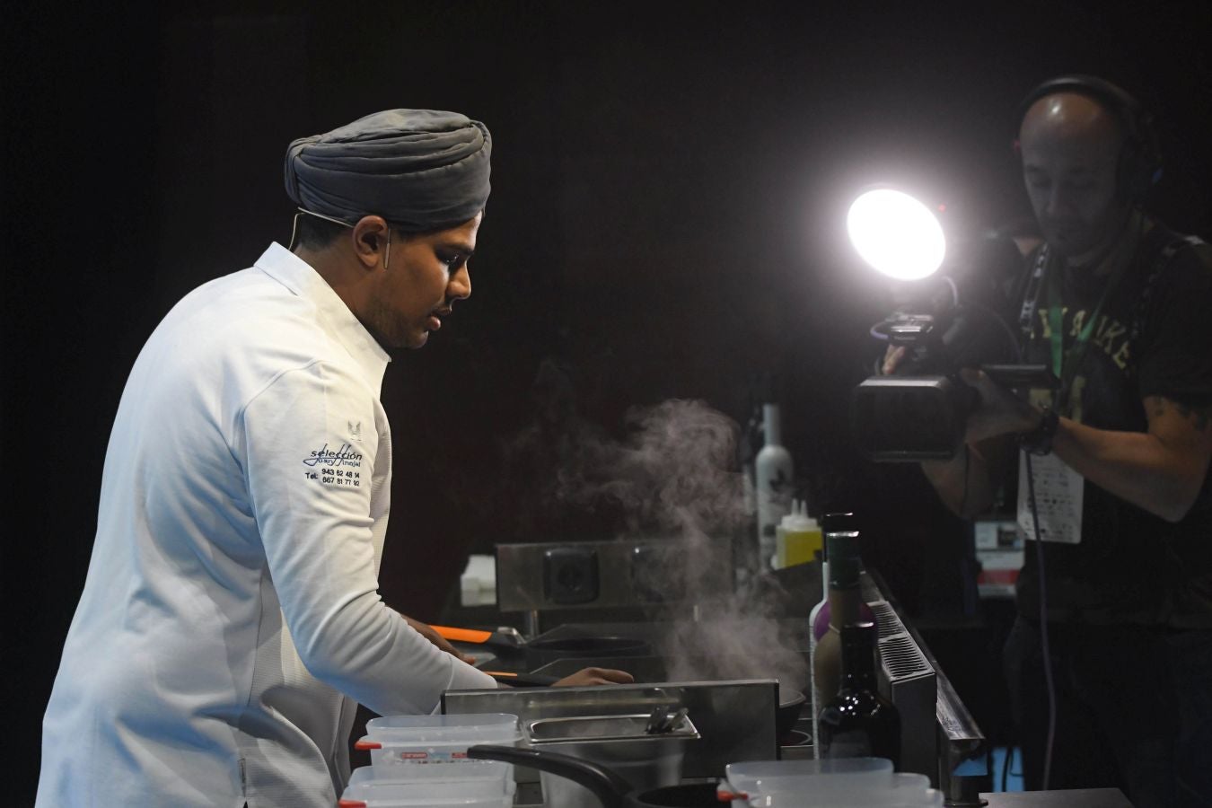 San Sebastian Gastronomika Euskadi Basque Country 2017 ha comenzado oficialmente este domingo mostrando todos los secretos de la cocina india, país invitado este año al congreso. El público ha abarrotado la sala de cámara del Kursaal para conocer los secretos de la cocina del país asiático, que ha podido degustarse a continuación.