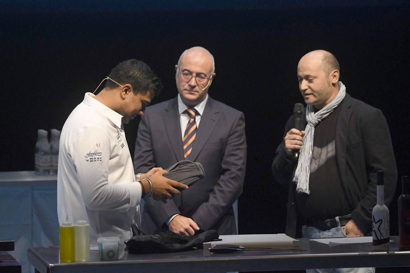 San Sebastian Gastronomika Euskadi Basque Country 2017 ha comenzado oficialmente este domingo mostrando todos los secretos de la cocina india, país invitado este año al congreso. El público ha abarrotado la sala de cámara del Kursaal para conocer los secretos de la cocina del país asiático, que ha podido degustarse a continuación.