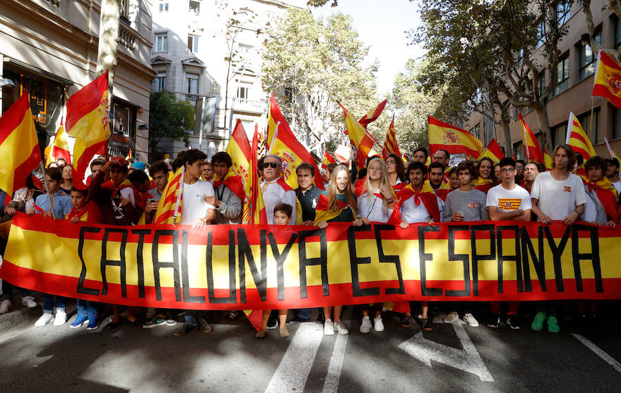 A partir de las 12:00 horas se concentran miles de personas en la capital catalana para «recuperar la sensatez»