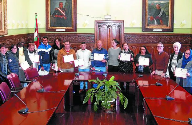 Diplomas. Imagen del cierre del curso pasado con la entrega de diplomas a sus participantes.
