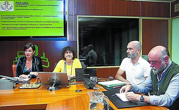 Fornells y Fernández d’Arlás (en el centro), durante su comparecencia.