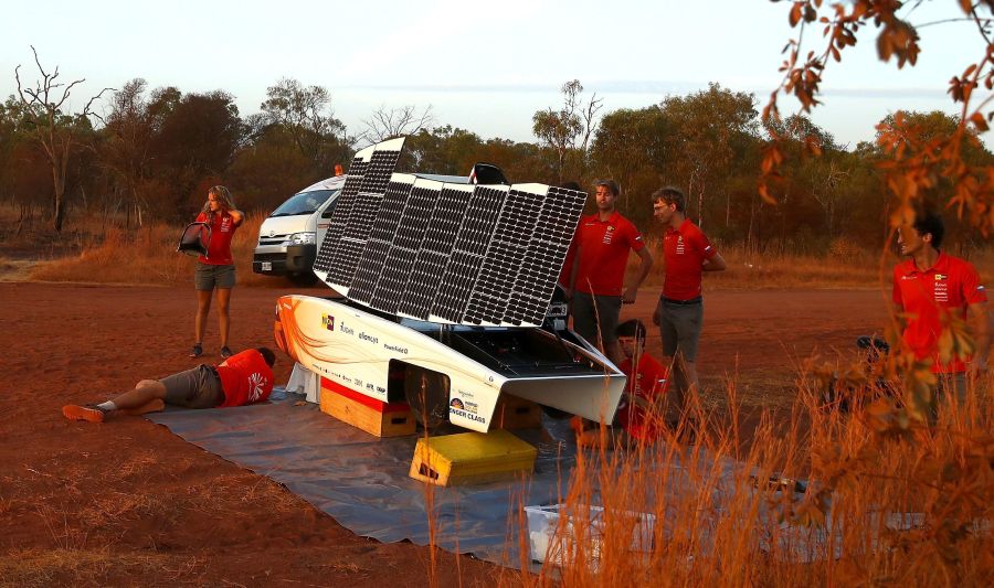 Vehículos con diseños imposibles llegados de todo el mundo participan en el World Solar Challenge, una carrera de 3.021 kilómetros por el desierto de Australia, para promover el uso de la energía solar 