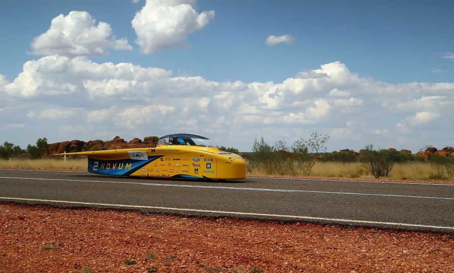 Vehículos con diseños imposibles llegados de todo el mundo participan en el World Solar Challenge, una carrera de 3.021 kilómetros por el desierto de Australia, para promover el uso de la energía solar 