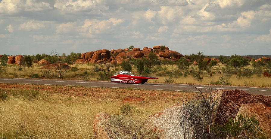 Vehículos con diseños imposibles llegados de todo el mundo participan en el World Solar Challenge, una carrera de 3.021 kilómetros por el desierto de Australia, para promover el uso de la energía solar 