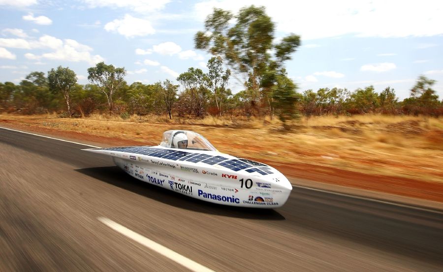 Vehículos con diseños imposibles llegados de todo el mundo participan en el World Solar Challenge, una carrera de 3.021 kilómetros por el desierto de Australia, para promover el uso de la energía solar 