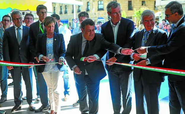 Las cenas cerraron el día que se abrió con la inauguración oficial. Joxe Mari Aizega, del BCC; el consejero Alfredo Retortillo; Aduriz; David Martínez, director general de DV; la consejera Arantxa Tapia; el teniente de alcalde de Donostia, Ernesto Gasco; el diputado general, Markel Olano; el presidente de El Diario Vasco, José María Bergareche, y el embajador de la India, Venkatesh Varma. 