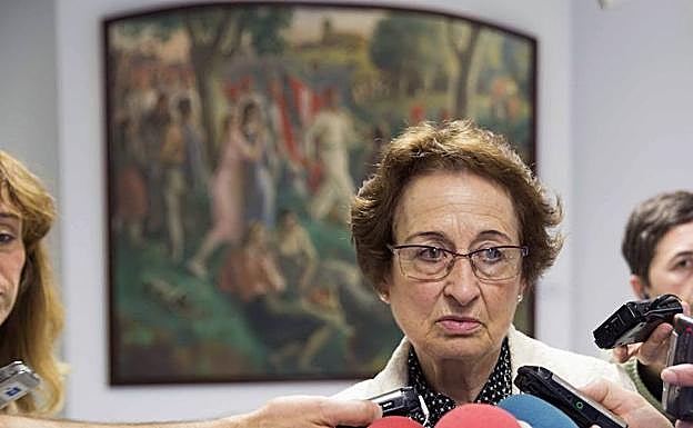 Mari Carmen Hernández ha atendido a los medios antes de la comparecencia.