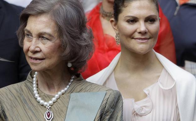 La reina Sofía lució el colgante en la boda de Filip de Serbia. 
