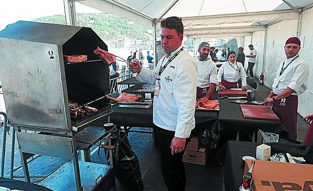 Joseba Odriozola asa la carne en la parrilla colocada en el exterior del Kursaal. 