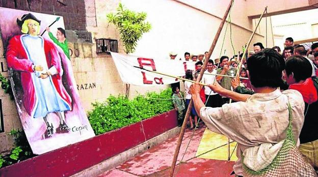 Indios lenca se disponen a 'ejecutar' a flechazos una imagen de Cristóbal Colón en Tegucigalpa en los actos del 12 de octubre. 