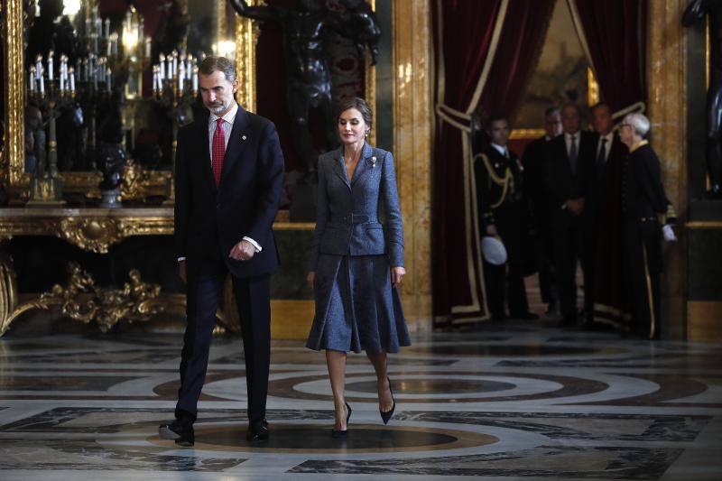 Consternación y gestos serios han sido la tónica general en la tradicional recepción que los Reyes ofrecen en el Palacio Real tras el desfile del 12 de octubre