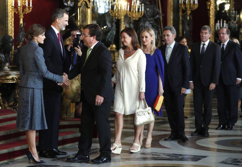 Consternación y gestos serios han sido la tónica general en la tradicional recepción que los Reyes ofrecen en el Palacio Real tras el desfile del 12 de octubre