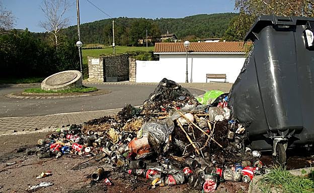Los contenedores quemados en Lezo.