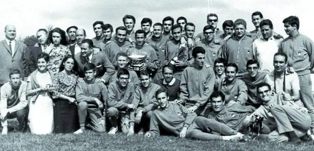 El equipo de la Real Sociedad que ganó la liga de clubes en 1967 en Valladolid posa al completo con la copa de campeones. 