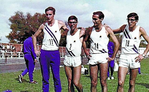 Los cuatro miembros del relevo largo, felices tras su triunfo.