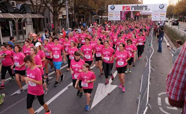 Una imagen del grupo de atletas corriendo este domingo por las calles de San Sebastián. 