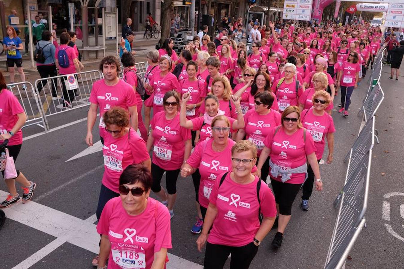 2.600 personas han participado este domingo en San Sebastián en la marcha 5k Katxalin, en solidaridad con las personas afectadas por el cáncer de mama