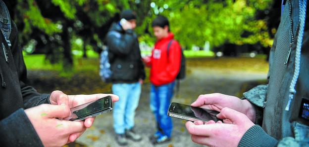 Las redes sociales y las aplicaciones de mensajería instantánea son los principales medios de comunicación de los adolescentes.