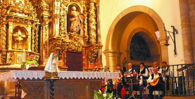 La parroquia. Volverá a acoger una misa extremeña el día 22, con la virgen de Guadalupe en el altar.