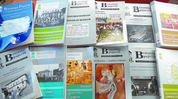 La colección. Algunos de los tomos de la colección 'Beasaingo Paperak' que cumple 25 años.