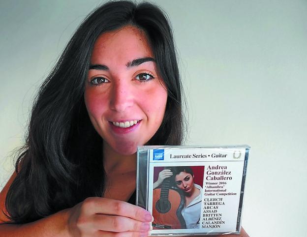 Guitarra. Andrea González Caballero con su primer CD, fruto de la grabación realizada en Toronto.