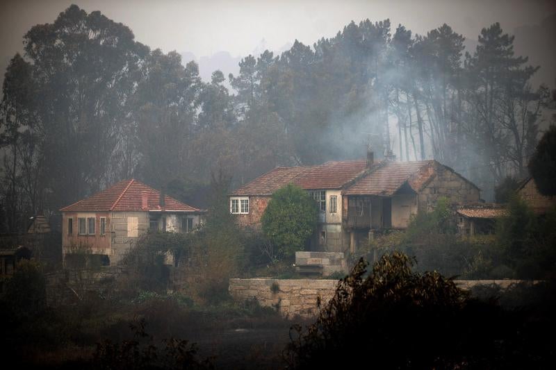 Unos 350 brigadas, 220 motobombas, cuarenta palas y una veintena de medios aéreos trabajan en la comunidad gallega para combatir los incendios que arrasan más de 4.000 hectáreas en 146 nuevos focos desde el viernes