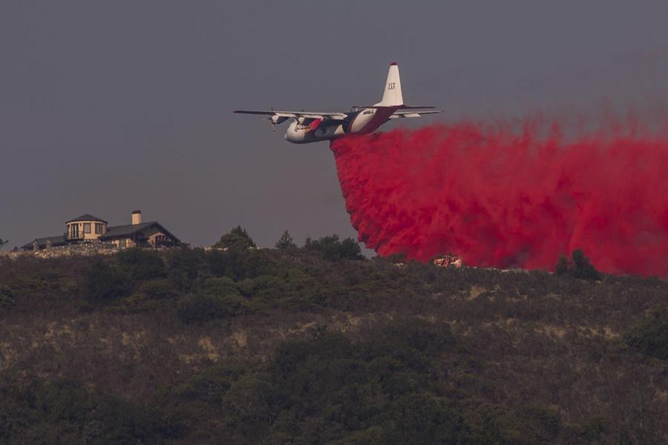 Al menos 40 personas han muerto, muchas siguen desparecidas y alrededor de 5.700 edificios han sido destruidos desde que hace una semana los incendios comenzasen a arrasar California. 