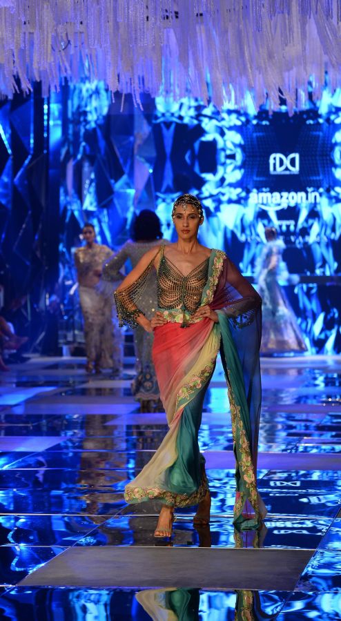 Varios diseñadores muestran sus colecciones para la primavera-verano de 2018 en la Amazon India Fashion Week