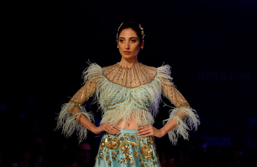 Varios diseñadores muestran sus colecciones para la primavera-verano de 2018 en la Amazon India Fashion Week