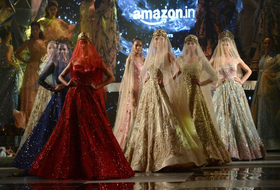 Varios diseñadores muestran sus colecciones para la primavera-verano de 2018 en la Amazon India Fashion Week